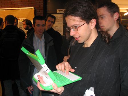 Piotr bidouillant le bel engin du projet OLPC (One Laptop Per Child)... C'est quand même un peu un enfoiré le Piotr